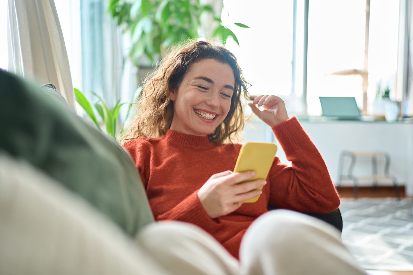 Lächelnde Bewerberin erstellt ihre Bewerbung per Video und Audio am Handy