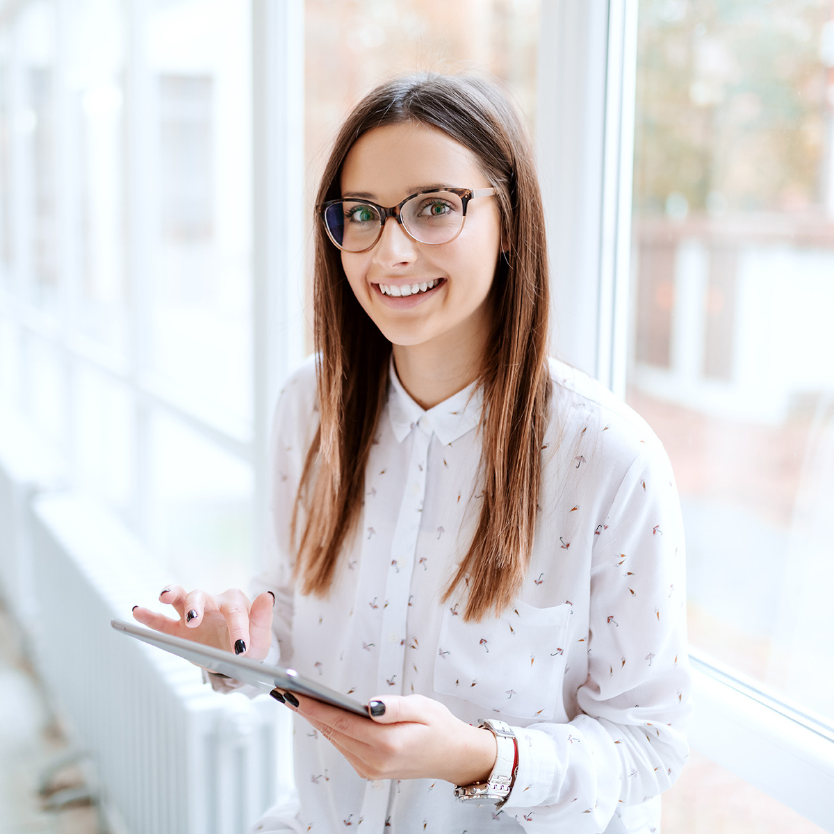Schülerin mit Tablet – Schülerprakti